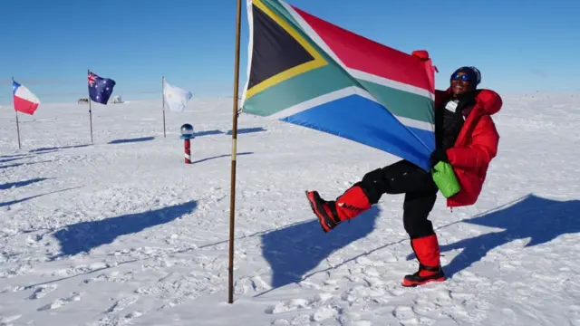 사라이는 남아공과 잠비아 등 깃발 네 개를 가지고 다녔다