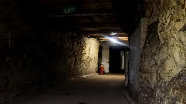 Главный вход на завод построен с изгибом, чтобы стены в какой-то мере погасили взрывную волну, если снаружи разорвется бомба