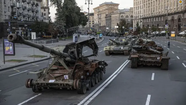 ইউক্রেনের স্বাধীনতা বার্ষিকীতে কিয়েভের দখল করে নেওয়া রুশ ট্যাঙ্ক প্রদর্শন করা হয়।