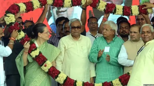 2015 స్వాభిమాన ర్యాలీలో సోనియా గాంధీ, నితీశ్ కుమార్, లాలు ప్రసాద్ యాదవ్