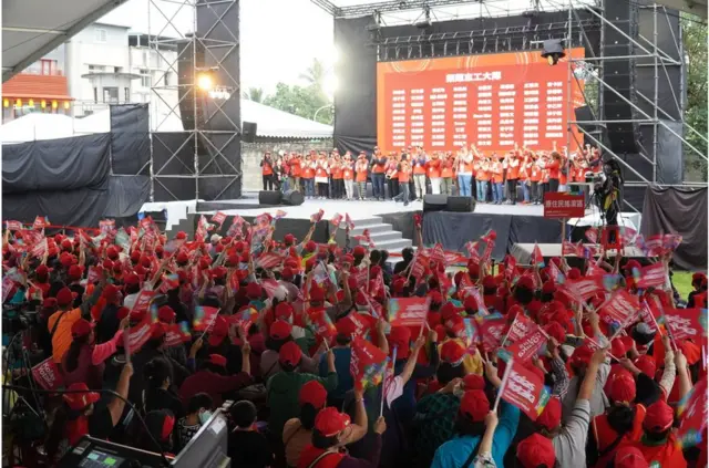 以现场一片"红"的盛况，若不是民进党高层蔡英文和赖清德站台，参加者可能会忘记Kolas Yotaka是代表民进党的"绿"营出选。
