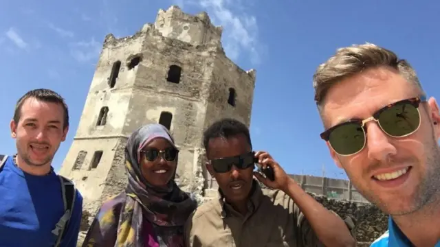 強尼‧沃德(圖右)在索馬里的旅遊照片。