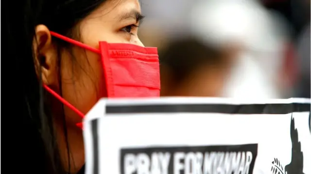 মিয়ানমারে সেনাবাহিনীর হত্যাকাণ্ডের প্রতিবাদে এবং নিহতদের স্মরণে মঙ্গলবার এক সমাবেশ অনুষ্ঠিত হয় তাইওয়ানের তাইপেই শহরের লিবার্টি স্কোয়ারে।