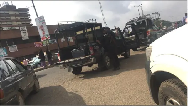 Awọn ọlọpaaa duro si iwaju ọgba fasiti Ibadan