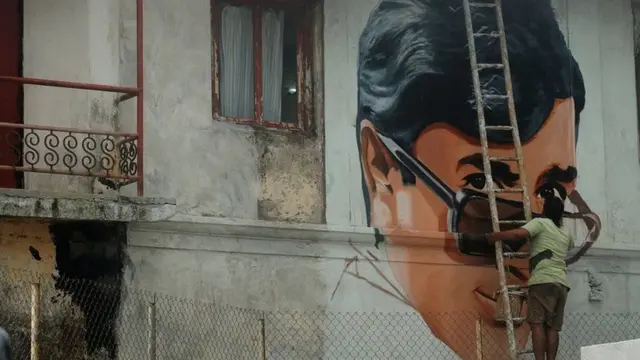 દીવાલ પર રાજેશ ખન્નાનું ચિત્ર