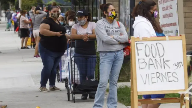 Fila para buscar comida en Santa Ana, California.