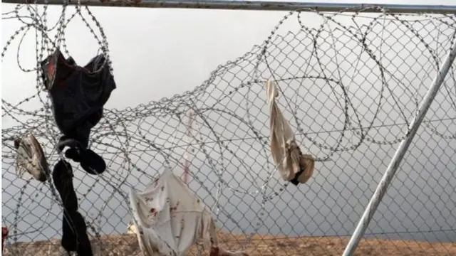 Des vêtements maculés de sang, sur les barbelés de l'enclave espagnole de Melilla, à la frontière avec le Maroc.
