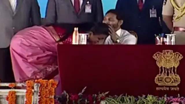 సీఎం జగన్‌కు పాదాభివందనం చేస్తున్న మంత్రి రోజా