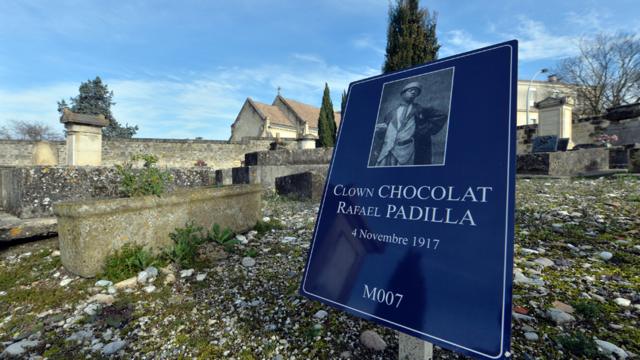 Placa que recuerda a Chocolat en el cementerio de Burdeos