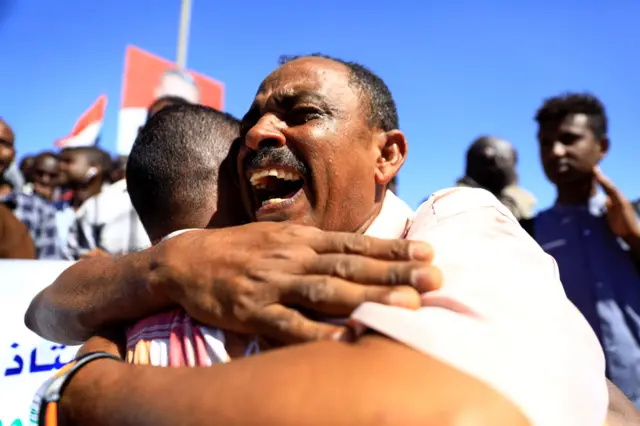 A ranar Litinin, dandazon mutane ne ke murna a birnin Omdurman na Sudan bayan kotu ta yanke hukuncin kisa ga jami'an leken asiri 29 sakamakon samunsu da laifin azabtarwa da kuma kashe wani malami