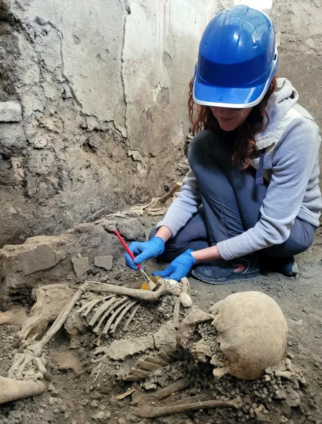 Restos óseos de dos hombres hallados en Pompeya.