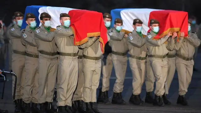 Des soldats français portant les corps de leurs camarades tués au Mali en janvier 2021