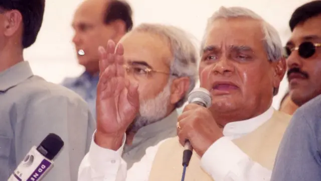 કૅમ્પમાં ભાષણ આપતા વાજપેયીની તસવીર