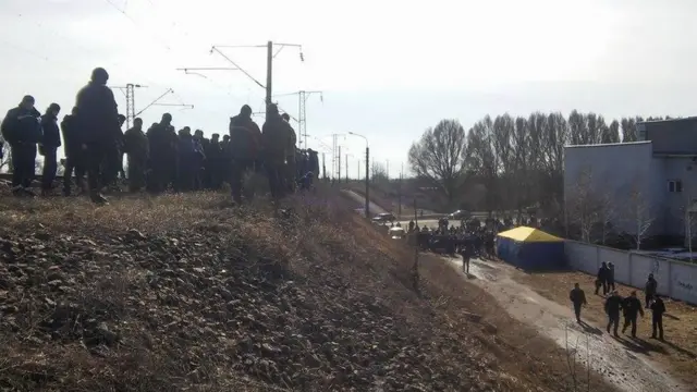 Фото з місця блокади потягів
