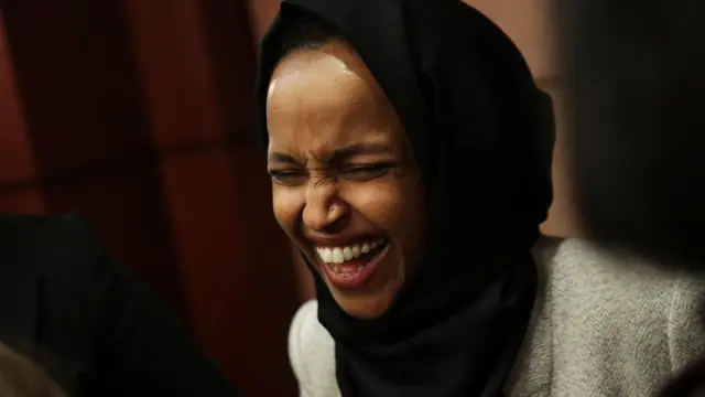 Sochiq jinsiy aloqa Porno video: Qiz dostini dostiga pulga sotdi