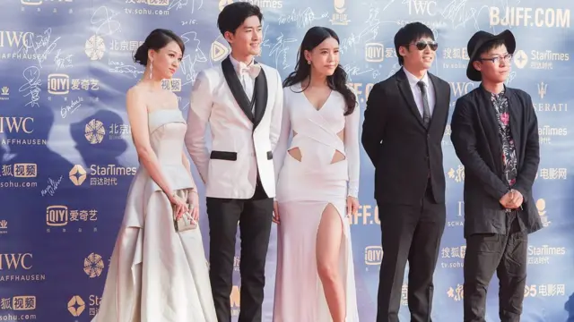 在台湾以偶像剧走红的陈乔恩（图左）近年将演艺重心放在中国大陆。图为2015年陈乔恩亮相北京国际电影节。　