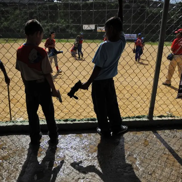 Niños con pistolas de juguete