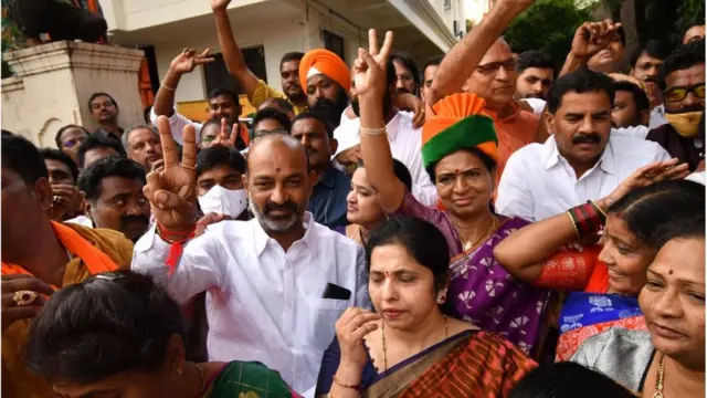 ఈటల గెలుపు అనంతరం కార్యకర్తలతో కలిసి సంబరాలలో పాల్గొన్న బండి సంజయ్, డీకే అరుణ