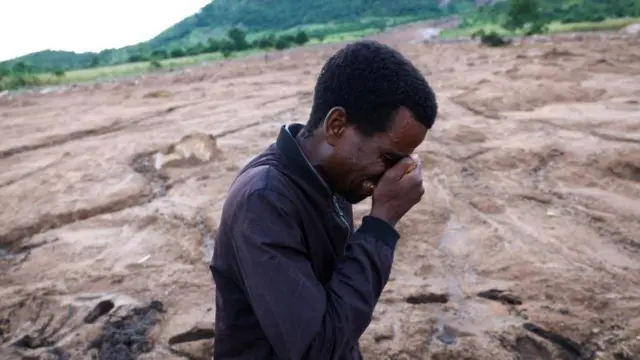 رد فعل هندري كينغا بعد أن فقد أحد أفراد عائلته خلال الانهيار الطيني لقرية متوشيرا في أعقاب إعصار فريدي في بلانتير، ملاوي