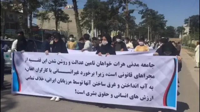 دیروز شماری از شهروندان افغان در مقابل کنسولگری ایران در هرات تظاهرات کردند