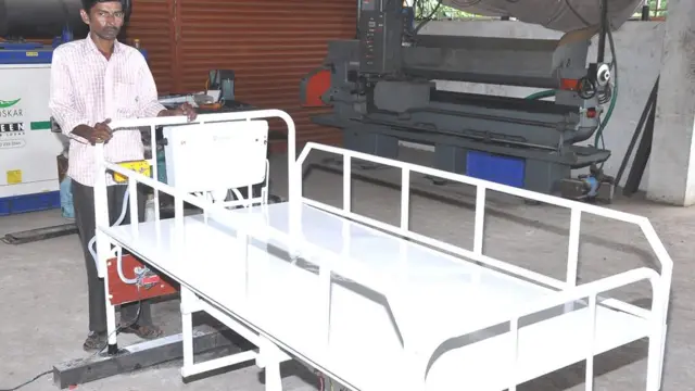 நோயாளிகள் தங்களை பராமரிப்பதற்கு படிக்காத மெக்கானிக் கண்டுபிடித்த "டாய்லெட் படுக்கை"