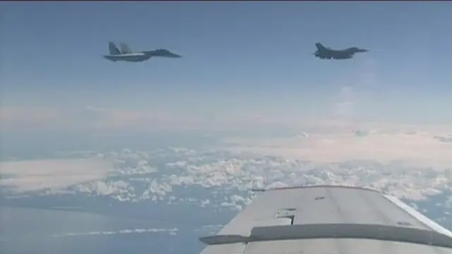 俄罗斯媒体说，俄罗斯一架苏-27战机前去拦截，并示意北约飞行员这架飞机载弹。