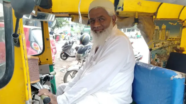 શાહીબાગમાં રહેતા ગફાર મિયાણા વર્ષ 2002થી રિક્ષા ચલાવે છે.