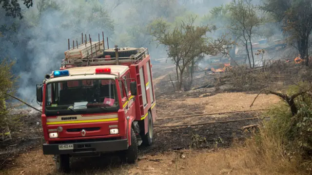 Bomberos en incendio en Chile