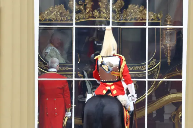 Le roi Charles est assis dans la voiture d'État du jubilé de diamant au palais de Buckingham.