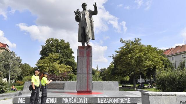 Нужен ли Праге памятник советскому маршалу? Спорят политики и чиновники