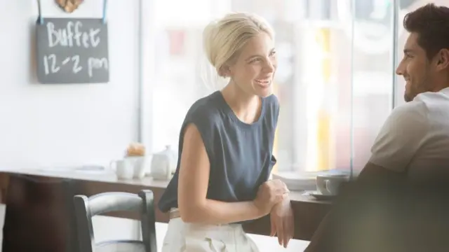 شاب وفتاة يتحدثان معا