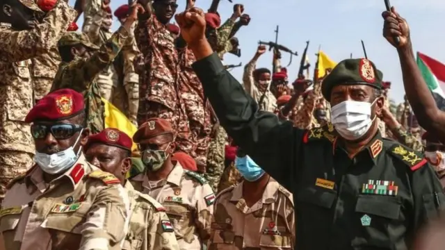 البرهان وسط عدد من العسكريين