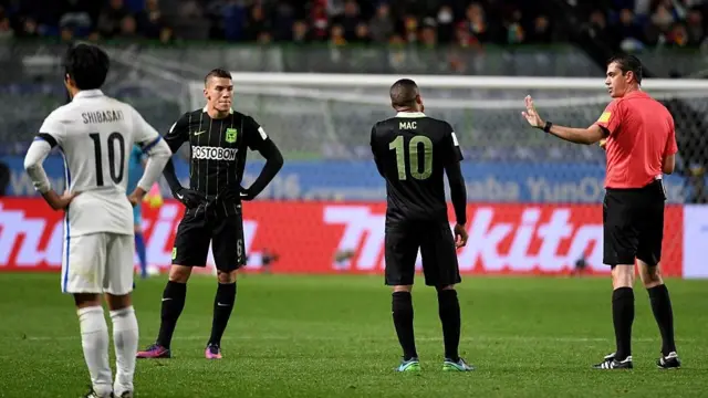 Viktor Kassai junto a jugadores de Nacional y Kashima