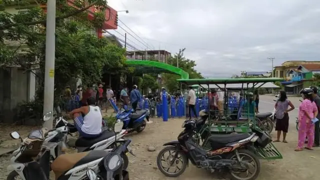 တစ်ရက်ကိုအောက်ဆီဂျင်ဗူးကြီးအလုံး (၅၀၀) နဲ့(၆၀၀) အကြားမျှဝေ ပေးနေရ