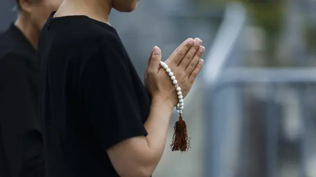 Dos mujeres japonesas en un ritual funerario.