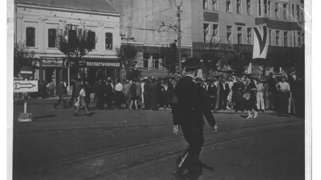 Defile nemačke folks grupe ispod obešenih na Terazijama