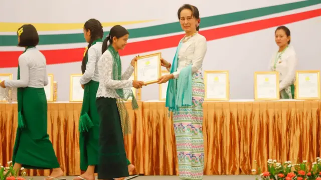 ကျူရှင်စနစ်ပပျောက်ဖို့လိုတယ်လို့ ဒေါ်အောင်ဆန်းစုကြည် ထောက်ပြ