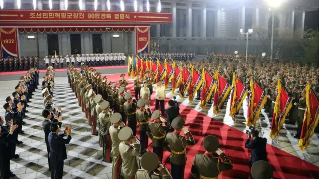 Kim na mushikiwe batambuka imbere y'idefire ya gisirikare