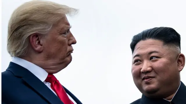 கொரோனா அச்சத்தில் உலகம், இரண்டு ஏவுகணைகளை சோதனை செய்த கிம் ஜோங் உன்