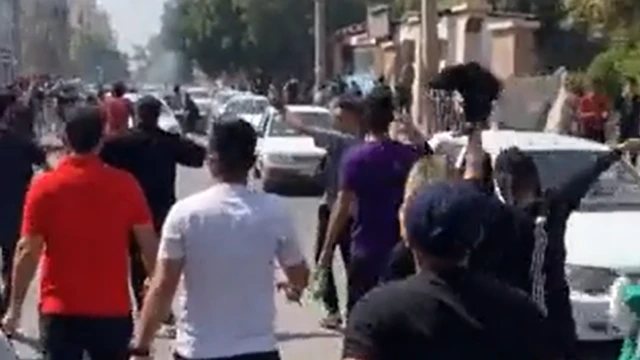 در روز جمعه نیز مانند دیگر روزهای دو هفته اخیر، تصاویری از زنانی که با برداشتن روسریهایشان اعتراض خود را نشان میدهند، از سراسر کشور منتشر شد