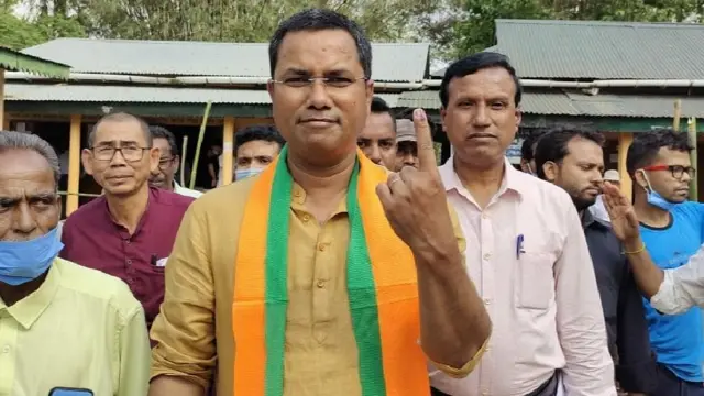 बीजेपी विधायक जिनकी पत्नी के नाम पर रजिस्टर्ड गाड़ी में ईवीएम मिलने का ये मामला है