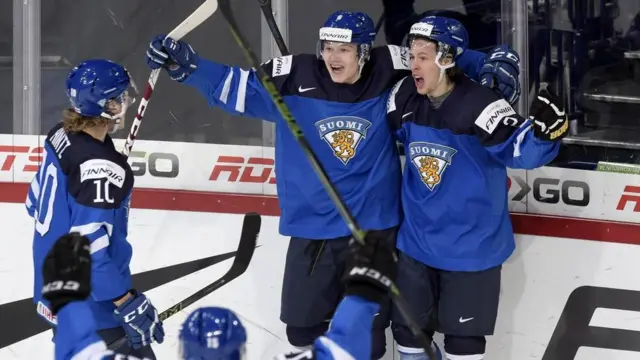 "Суоми" написано на груди хоккеистов сборной Финляндии