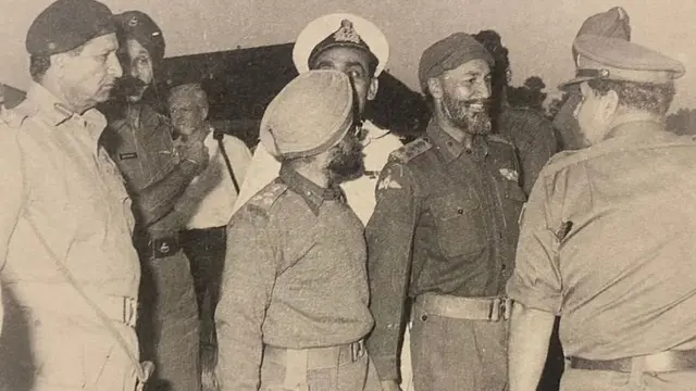 ఎడమవైపు జనరల్ నియాజీ, కుడివైపు జనరల్ జాకబ్