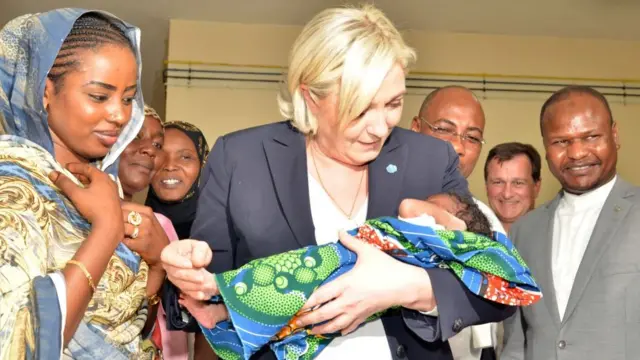 Marine Le Pen, candidate du FN a la présidentielle française dans un hôpital de N'Djamena le 22 mars 2017