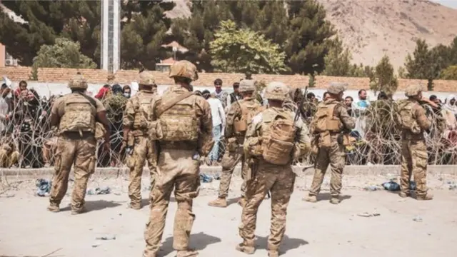 له افغانستانه د امریکايي ځواکونو وتلو پرمهال کابل هوايي ډګر کې سخته ګډوډي رامنځته شوه.