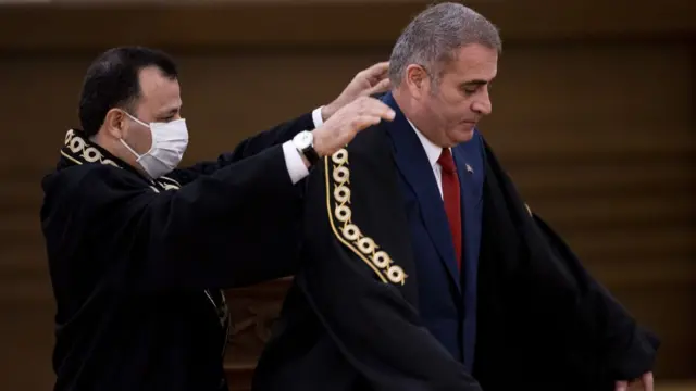 Anayasa Mahkemesi'ne yeni üye seçiminde cüppe giydiriliyor