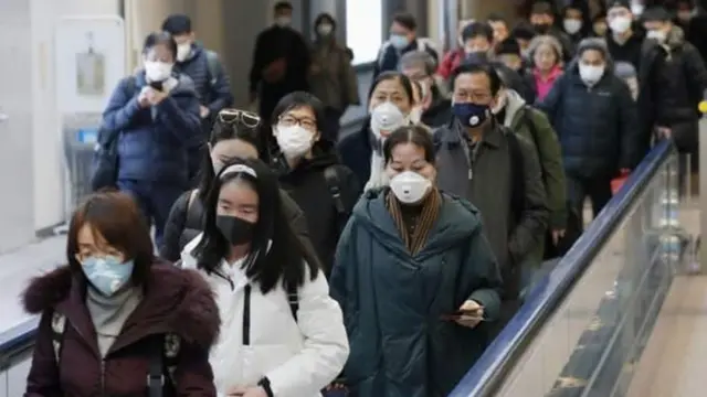 Penumpang dari Wuhan di Bandara Narita, Tokyo, Jepang.