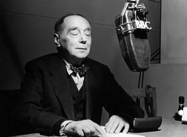 H.G. Wells en un estudio de la BBC durante la inauguración de una serie de charlas titulada "Reformando la herencia del hombre", el 15 de enero de 1943.