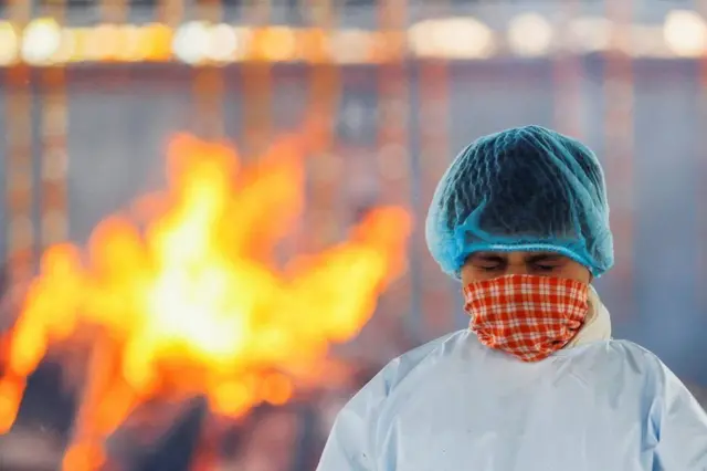 Деҳлилик болакай отасига аза тутмоқда