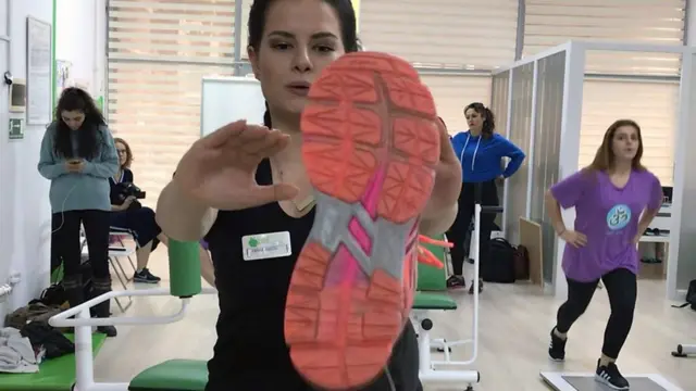 Mulher fazendo exercícios